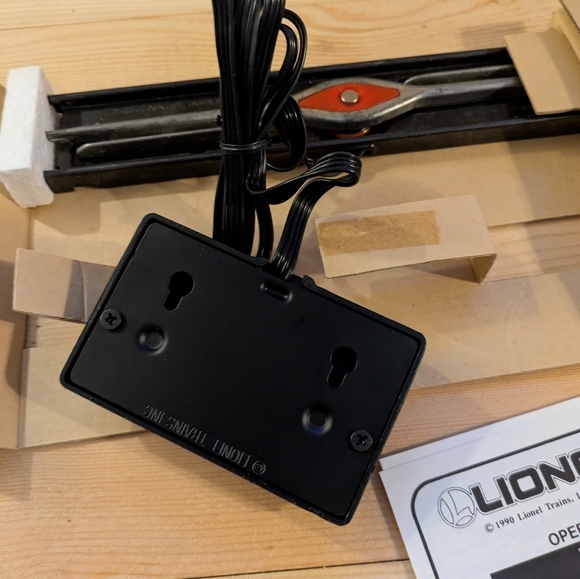 Lionel Operating Uncoupling Track Pre-owned - Picture 10 of 10